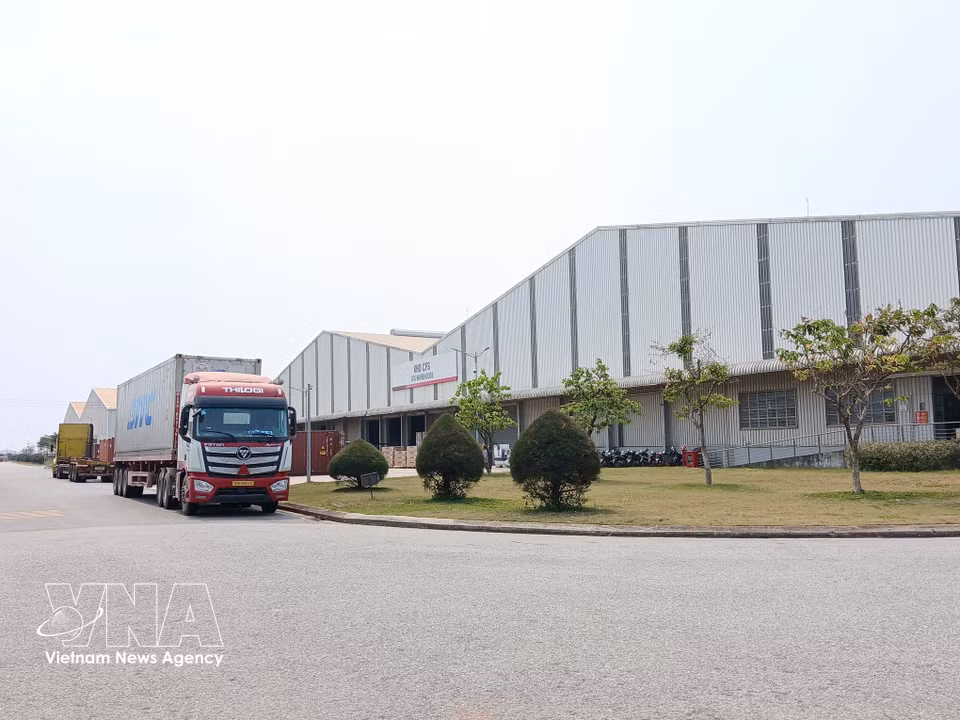 A bonded warehouse at Chu Lai International Port meets demand for large-scale cargo storage and preservation. (Photo: VNA)
