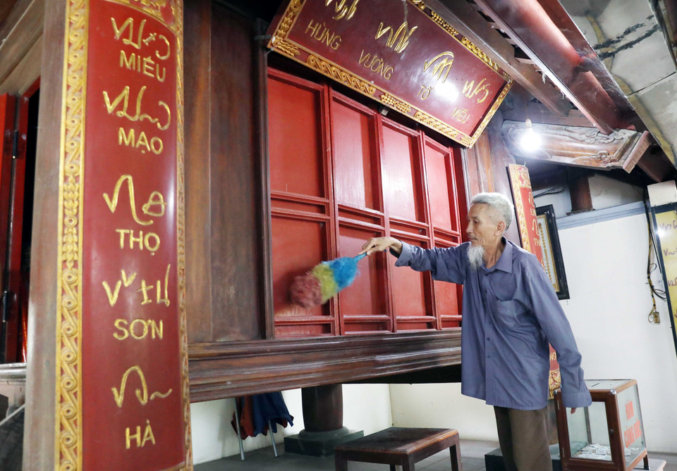 Horizontal lacquered board and couplets engraved with Khoa Dau – an ancient Vietnamese script – in the inner sanctum. (Photo: VNA)