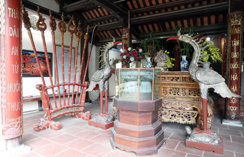 Incense burner decorated with Lac Hong motifs, including a pair of cranes facing each other in the sacred front hall. (Photo: VNA)