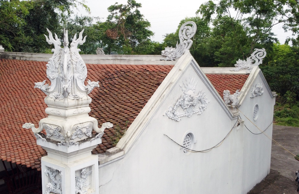 Ancient temple features sacred animal motifs and stylised longevity characters. (Photo: VNA)