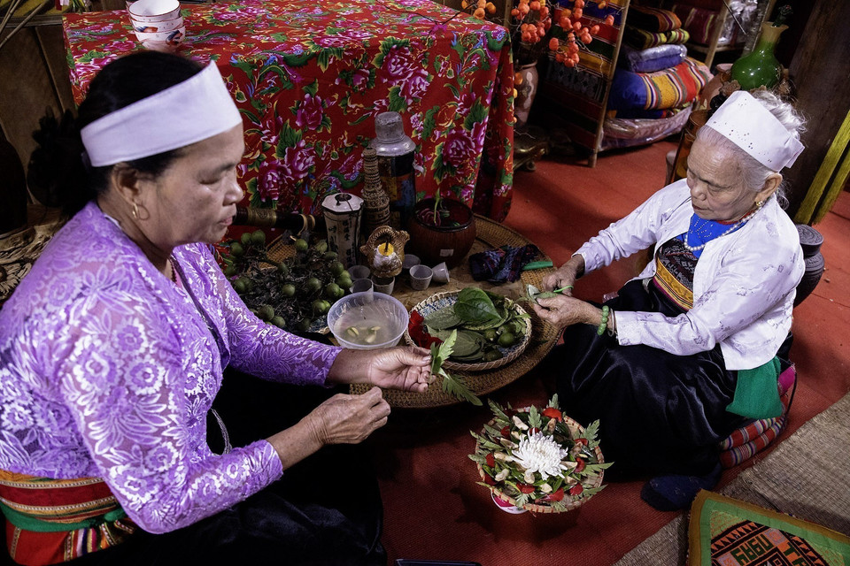 Elderly Muong women sit together preparing betel quids shaped like phoenix wings for the Lunar New Year offering trays. (Photo: VNA)