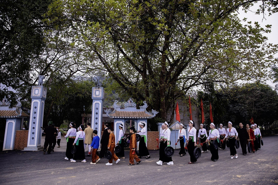 A unique custom still maintained during the Muong people’s Lunar New Year is sac bua singing. This is a New Year blessing performance by a group that goes from house to house in the first days of the year, singing songs of good wishes. (Photo: VNA)