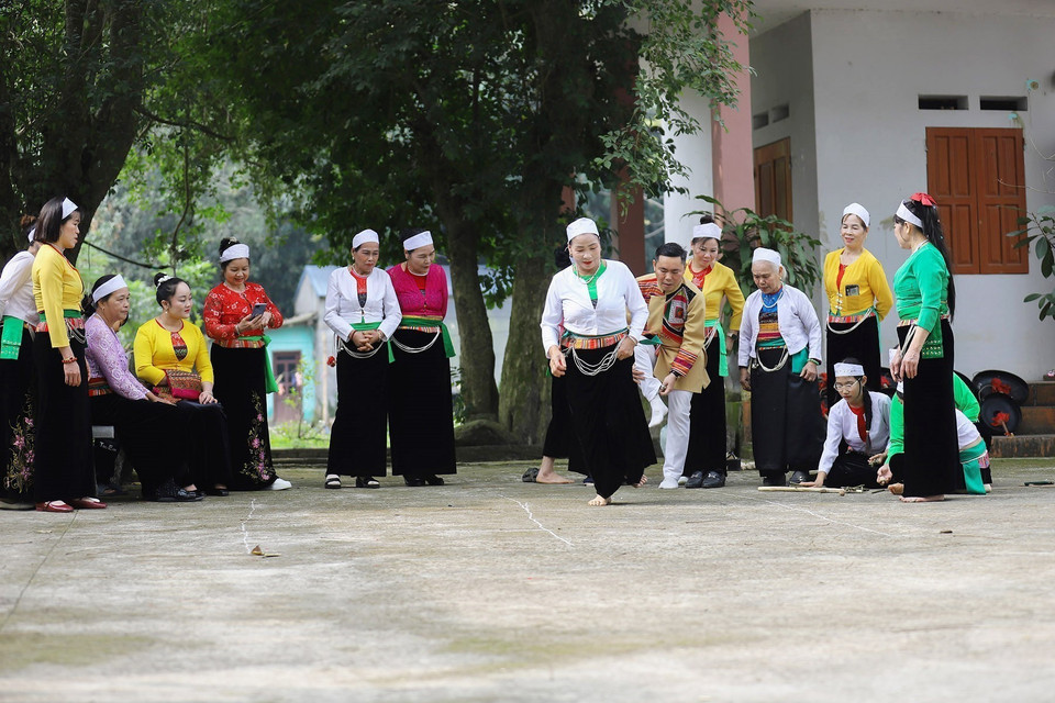 During Lunar New Year outings, people wear their finest clothes. Muong women dress in black skirts and short white blouses, with wide, finely patterned waistbands, white headscarves and white outer garments partly covering the waistband, revealing a delicately patterned inner bodice. (Photo: VNA)