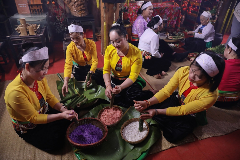 Muong women gather to prepare traditional food such ban chung, banh ong, com lam, reflecting the spirit of family reunion and a cherished cultural practice of the Muong community during the Lunar New Year. (Photo: VNA)
