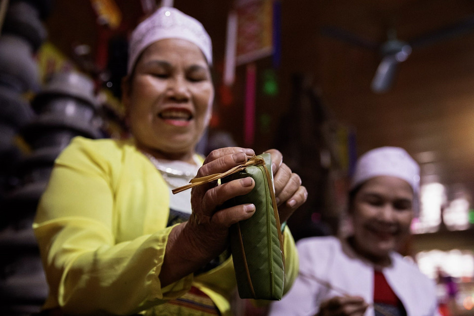 Elderly Muong women gather to wrap banh chung and banh ong, reflecting the spirit of family reunion and a cherished cultural practice of the Muong community during the Lunar New Year. (Photo: VNA)