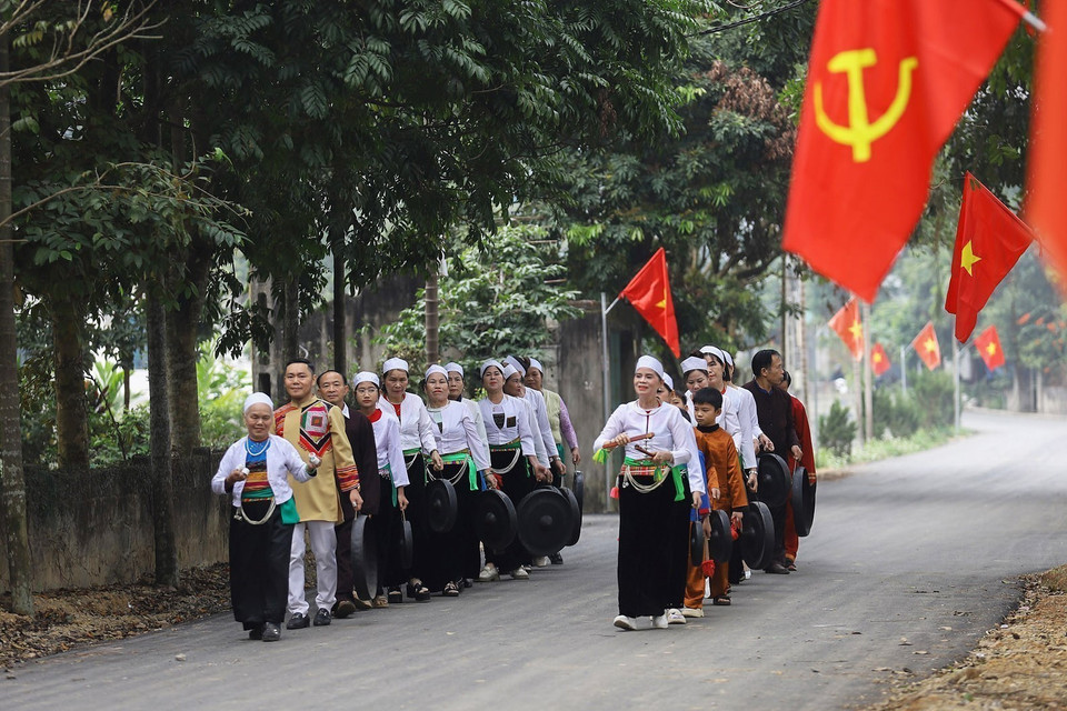 A unique custom still maintained during the Muong people’s Lunar New Year is sac bua singing. This is a New Year blessing performance by a group that goes from house to house in the first days of the year, singing songs of good wishes. (Photo: VNA)