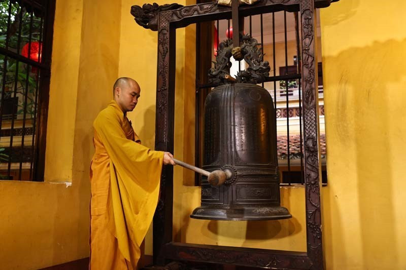 Three rounds of the bell and wooden drum resound at exactly 6am – marking the official start of the two-tier local government model across provinces and cities nationwide. (Photo: VNA)