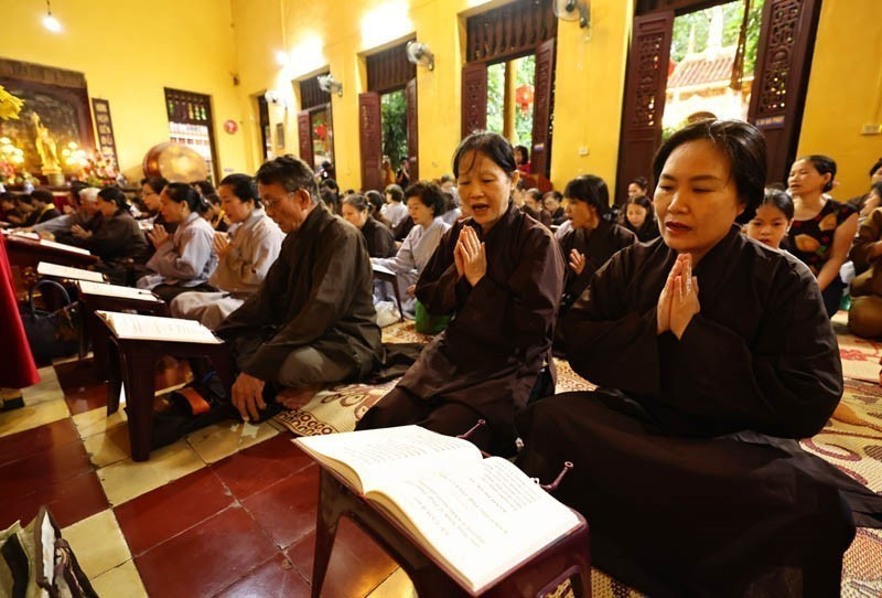 Monks, nuns, and Buddhist followers from the Vietnam Buddhist University (VBU) in Hanoi solemnly hold a grand prayer ceremony for national peace and prosperity. (Photo: VNA)