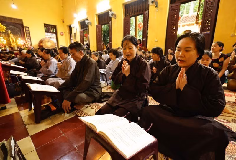 Monks, nuns, and Buddhist followers from the Vietnam Buddhist University (VBU) in Hanoi solemnly hold a grand prayer ceremony for national peace and prosperity. (Photo: VNA)