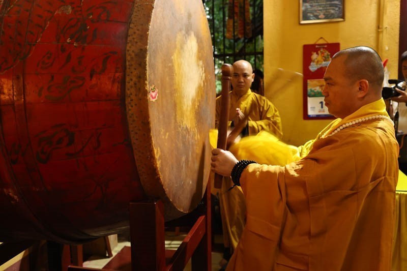 At Quan Su Pagoda in Hanoi – the headquarters of the Vietnam Buddhist Sangha Central Committee – monks strike the bell and wooden drum in three ceremonial rounds at exactly 6am. (Photo: VNA)