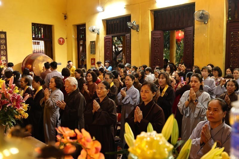 Monks, nuns, and Buddhist followers from the Vietnam Buddhist University (VBU) in Hanoi solemnly hold a grand prayer ceremony for national peace and prosperity. (Photo: VNA)