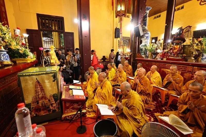 Monks, nuns, and Buddhist followers from the Vietnam Buddhist University (VBU) in Hanoi solemnly hold a grand prayer ceremony for national peace and prosperity. (Photo: VNA)