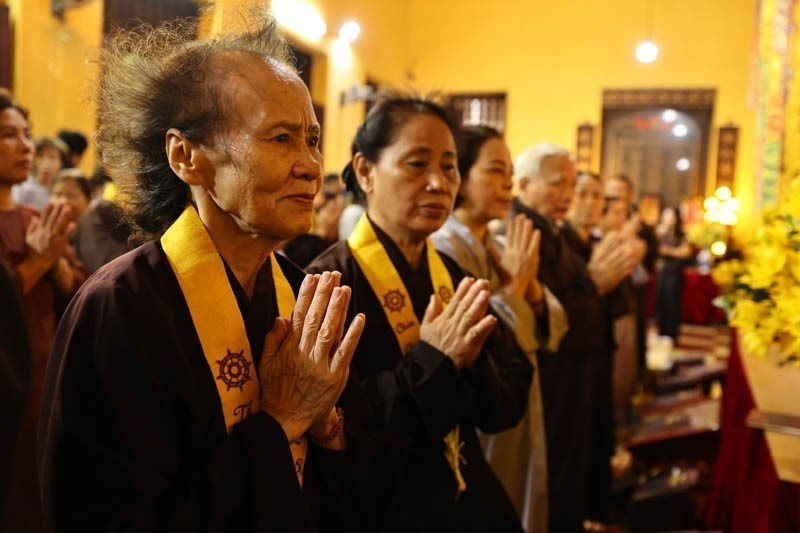 Monks, nuns, and Buddhist followers from the Vietnam Buddhist University (VBU) in Hanoi solemnly hold a grand prayer ceremony for national peace and prosperity. (Photo: VNA)