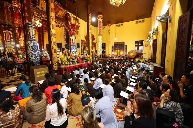 Monks, nuns, and Buddhist followers from the Vietnam Buddhist University (VBU) in Hanoi solemnly hold a grand prayer ceremony for national peace and prosperity. (Photo: VNA)