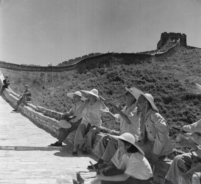 President Ho Chi Minh visits the Great Wall of China, July 1955. (Photo: VNA)