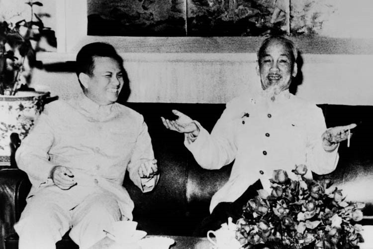 President Ho Chi Minh warmly receives Kaysone Phomvihane, head of the visiting delegation of the Lao Party and Patriotic Front, in 1966. (Photo: VNA Archives)