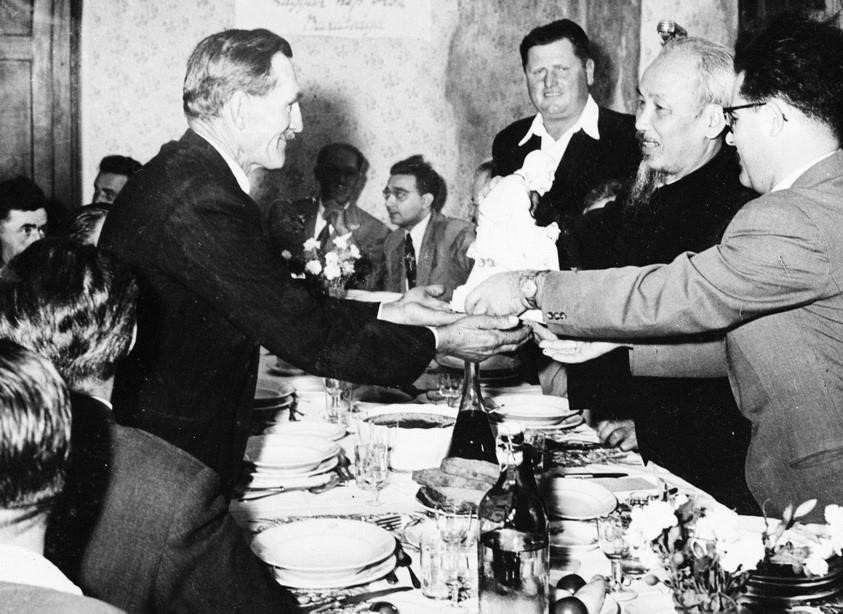 The oldest member of Dobi Cooperative in Hungary presents President Ho Chi Minh with a statue titled “The Farmer” during his visit, August 3, 1957. (Photo: VNA)