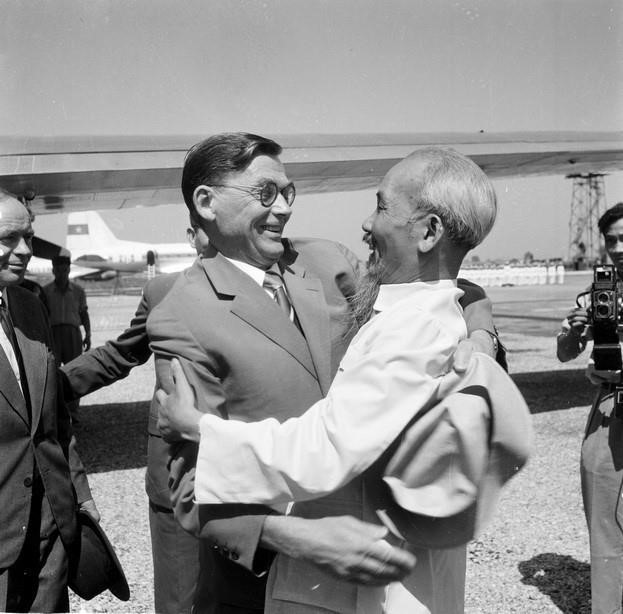 President Ho Chi Minh receives Chairman of Polish Council of State Aleksander Zawadzki during his visit to Vietnam, December 26, 1959. (Photo: VNA)