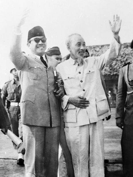 President Ho Chi Minh and Indonesian President Sukarno wave to the people of Hanoi at a mass rally of 200,000 at Ba Dinh Square, June 24, 1959. (Photo: VNA)