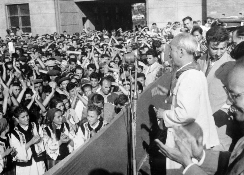 President Ho Chi Minh visits and talks with workers at a tractor manufacturing plant in Bucharest during his friendly visit to Romania, July 1957. (Photo: VNA) President Ho Chi Minh visits and talks with workers at a tractor manufacturing plant in Bucharest during his friendly visit to Romania, July 1957. (Photo: VNA)
