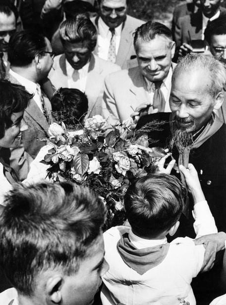 Hungarian children present flowers to President Ho Chi Minh during his visit to a summer camp in Budapest, August 4, 1957. (Photo: VNA)