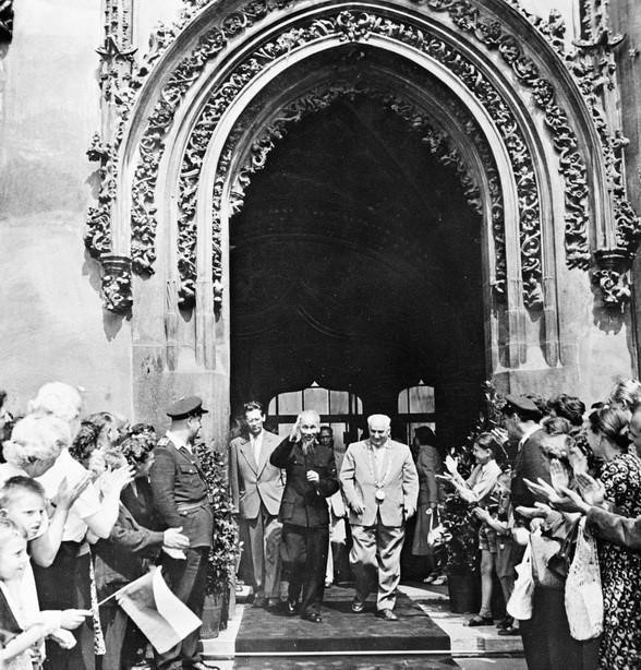 President Ho Chi Minh visits Prague City Hall during his friendly visit to Czechoslovakia, July 18, 1957. (Photo: VNA)