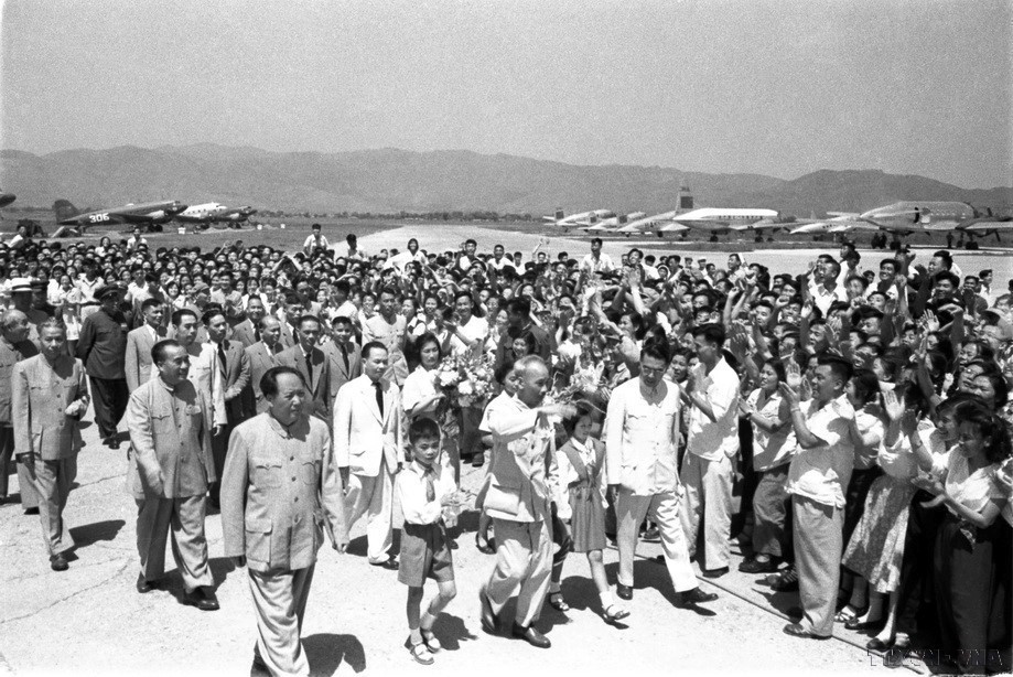 The Chinese Government and people welcome President Ho Chi Minh and the Vietnamese Government delegation to China, June 1955. (Photo: VNA Archives)