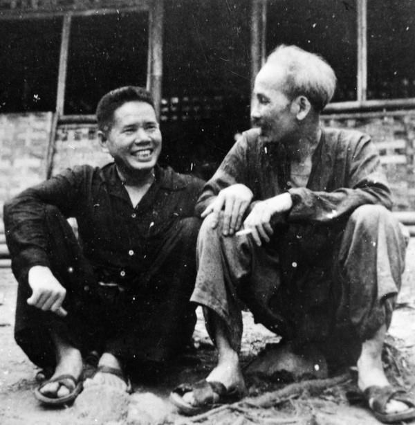 President Ho Chi Minh in a friendly conversation with Son Ngoc Minh, a key leader of Cambodia’s anti-French resistance and founder of the Khmer People's Revolutionary Party, in 1954. (Photo: VNA)