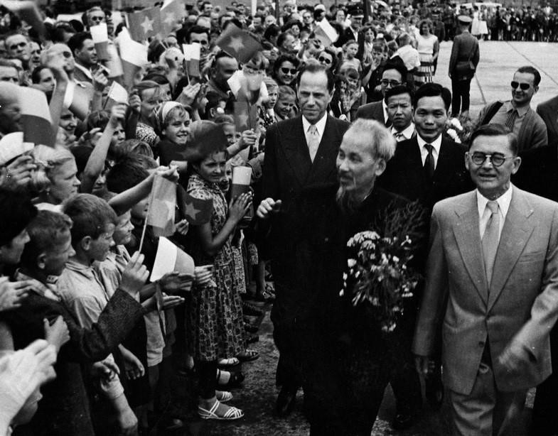 Polish Party and State leaders, along with thousands of Warsaw residents, warmly welcome President Ho Chi Minh on his official visit to Poland, 21 July 1957. (Photo: VNA)