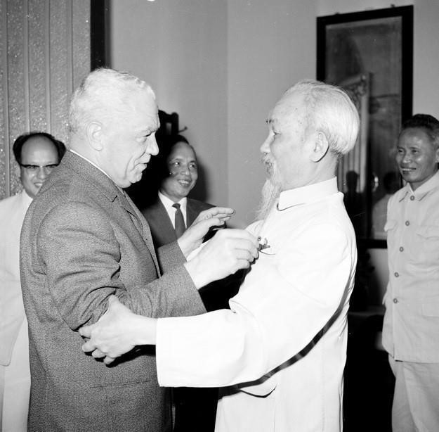 President Ho Chi Minh receives Romanian Vice President Emil Bodnăraş during his visit to Vietnam, May 5, 1966. (Photo: VNA)