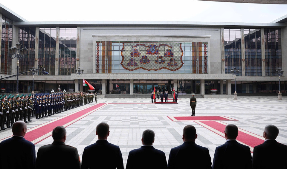 The welcoming ceremony for General Secretary To Lam’s state visit to Belarus takes place with great solemnity at the Independence Palace in Minsk. (Photo: VNA)