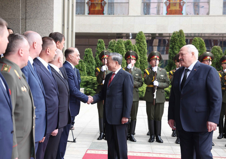 President Aleksandr Lukashenko introduces Belarusian delegation members to General Secretary To Lam. (Photo: VNA)