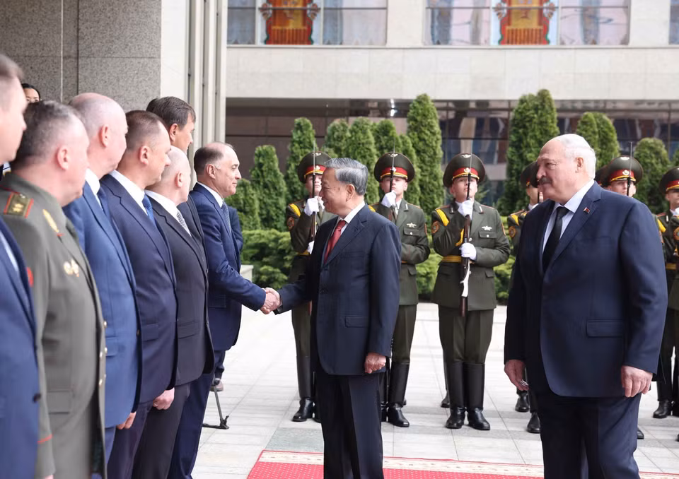President Aleksandr Lukashenko introduces Belarusian delegation members to General Secretary To Lam. (Photo: VNA)