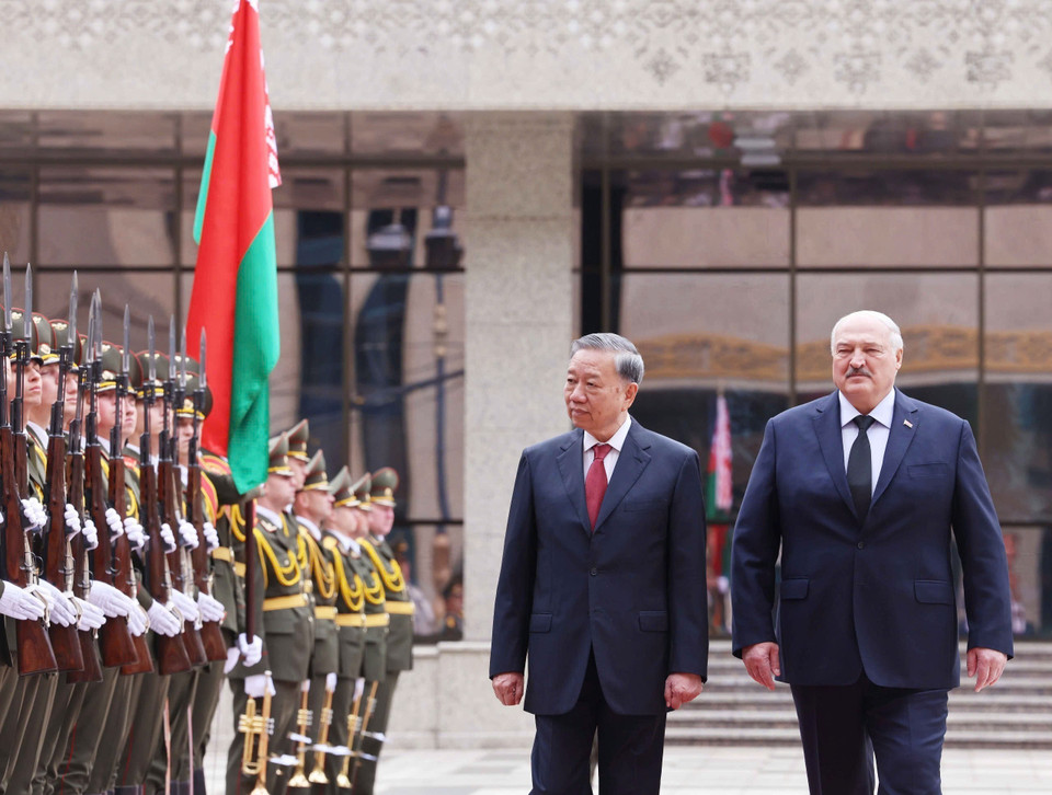General Secretary To Lam and President Aleksandr Lukashenko inspect the Honour Guard. (Photo: VNA)