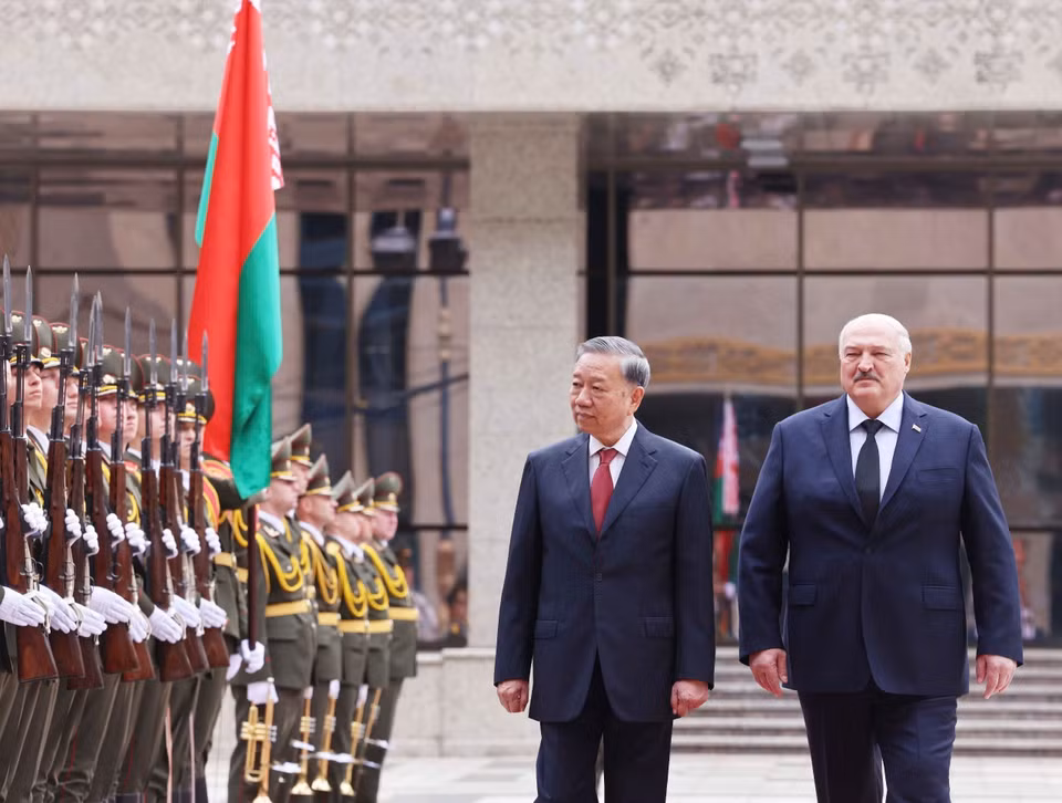 General Secretary To Lam and President Aleksandr Lukashenko inspect the Honour Guard. (Photo: VNA)