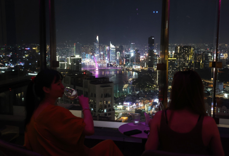 Guests enjoy the panoramic night view of downtown Ho Chi Minh City from The Club Lounge, Vinpearl Landmark 81. (Photo: VNA)