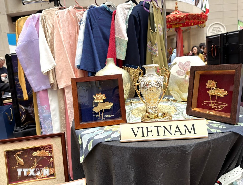 Vietnamese handicrafts and traditional ethnic costumes at the festival. (Photo: VNA)