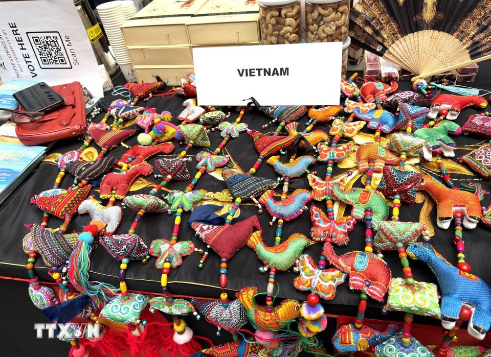 Distinctive Vietnamese handicrafts displayed at the event. (Photo: VNA)