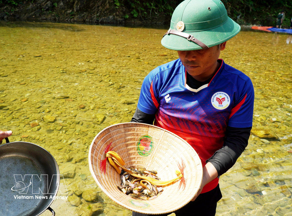 Participants rejoice after securing a plentiful catch. (Photo: VNA)