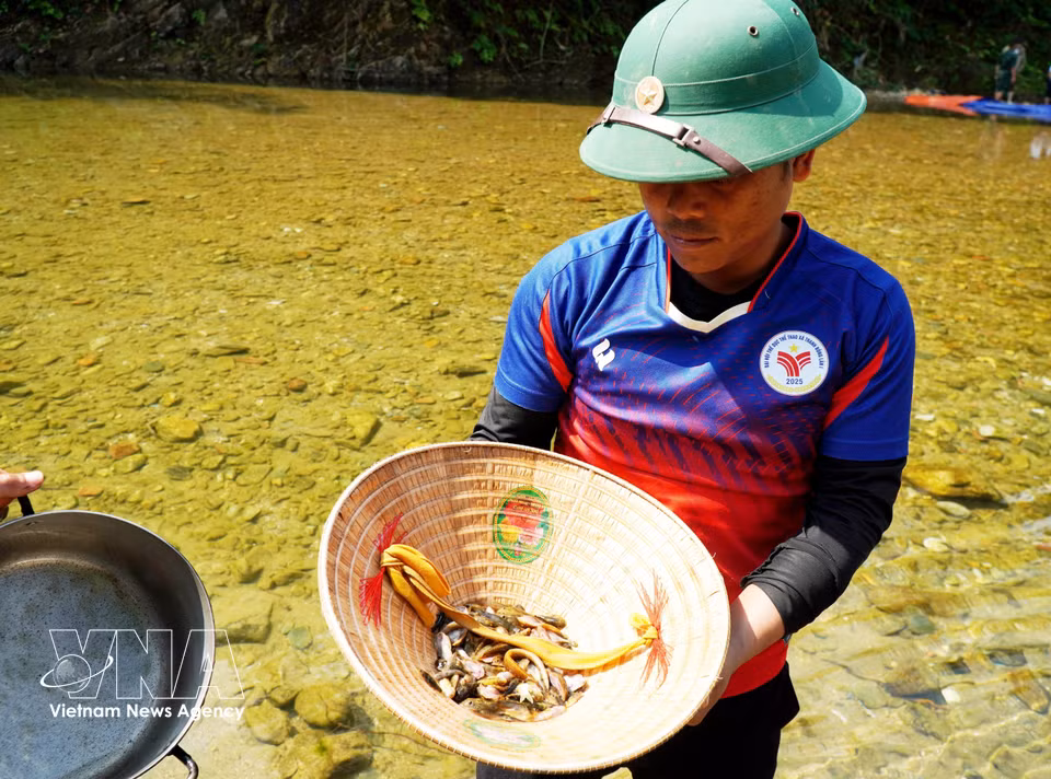 Participants rejoice after securing a plentiful catch. (Photo: VNA)
