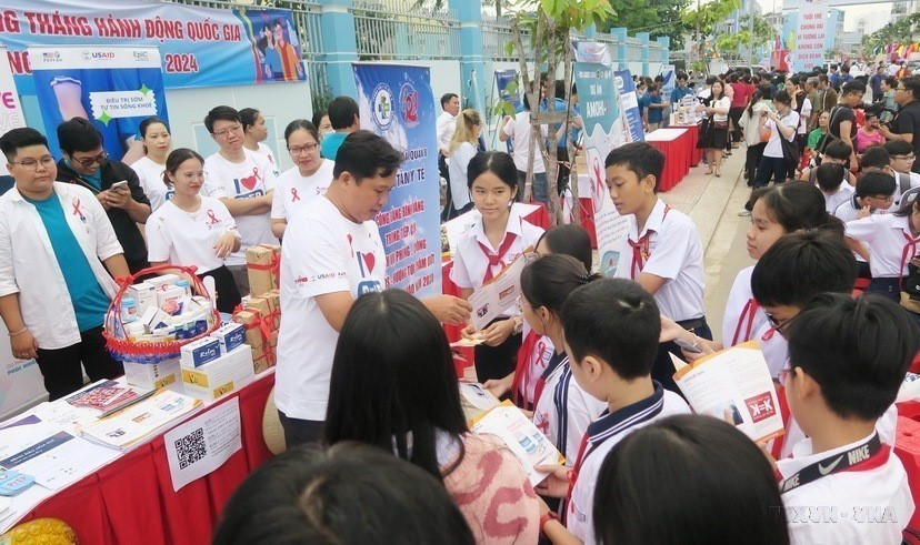 A volunteer shares HIV/AIDS prevention knowledge with students at a rally marking the National Action Month for HIV/AIDS Prevention and Control 2024 and World AIDS Day, organised by Ho Chi Minh City’s Department of Health, November 30, 2024. (Photo: VNA)