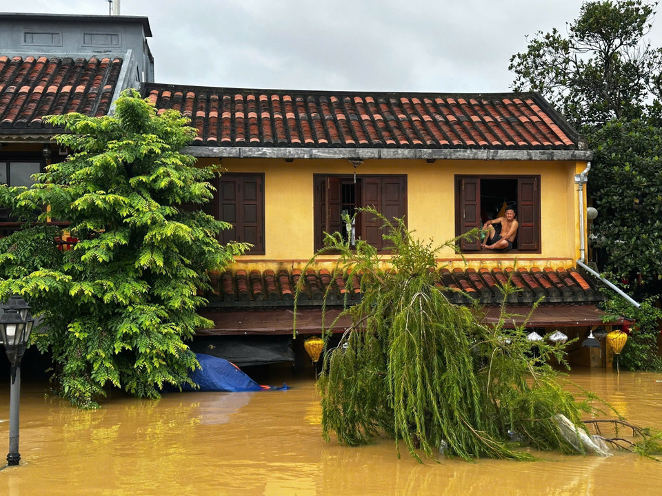Hoi An's people stand firm despite the rising waters. (Photo: VNA)