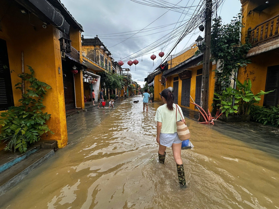Hoi An's people stand firm despite the rising waters. (Photo: VNA)