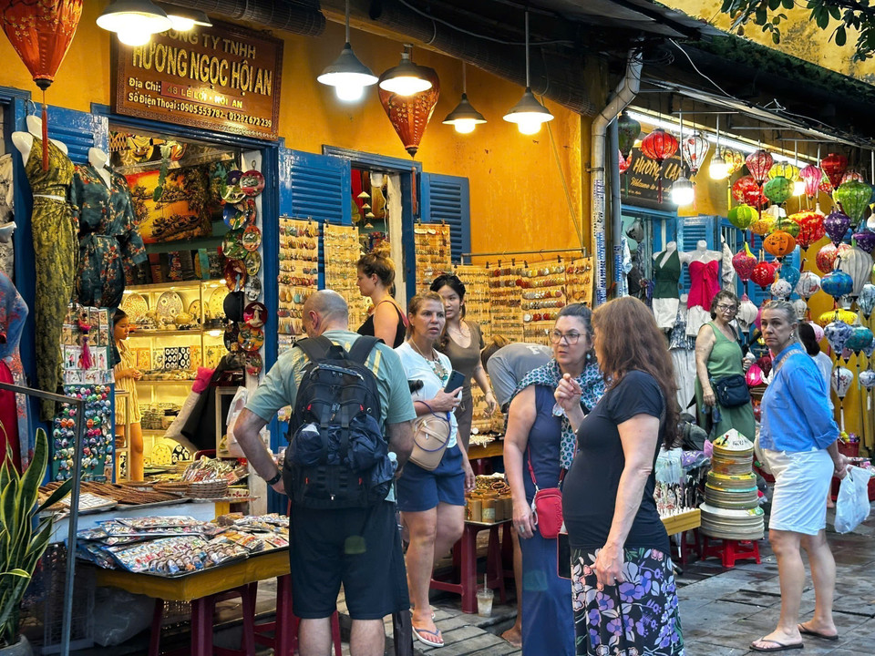 International tourists go shopping in Hoi An after floodings. (Photo: VNA)