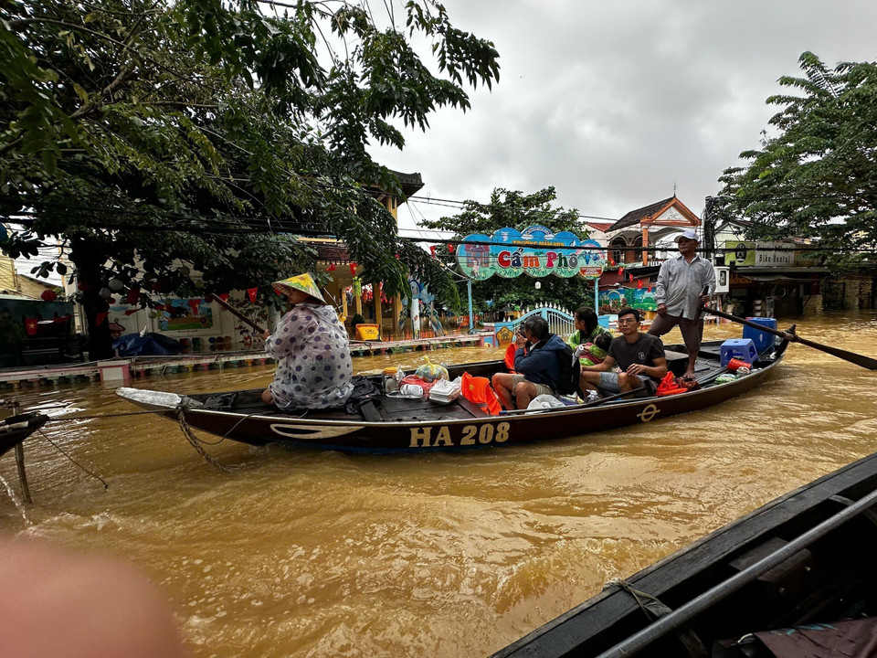Hoi An's people stand firm despite the rising waters. (Photo: VNA)