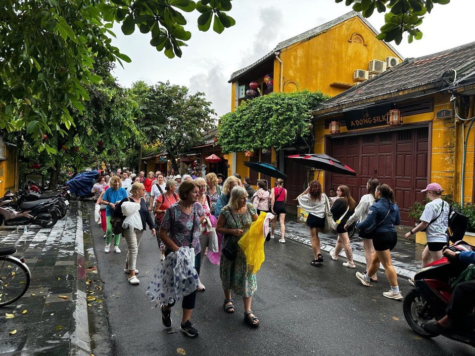 International tourists on Hoi An streets after floodings recede. (Photo: VNA)