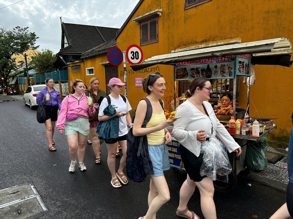 International tourists are excited to experience Hoi An. (Photo: VNA)