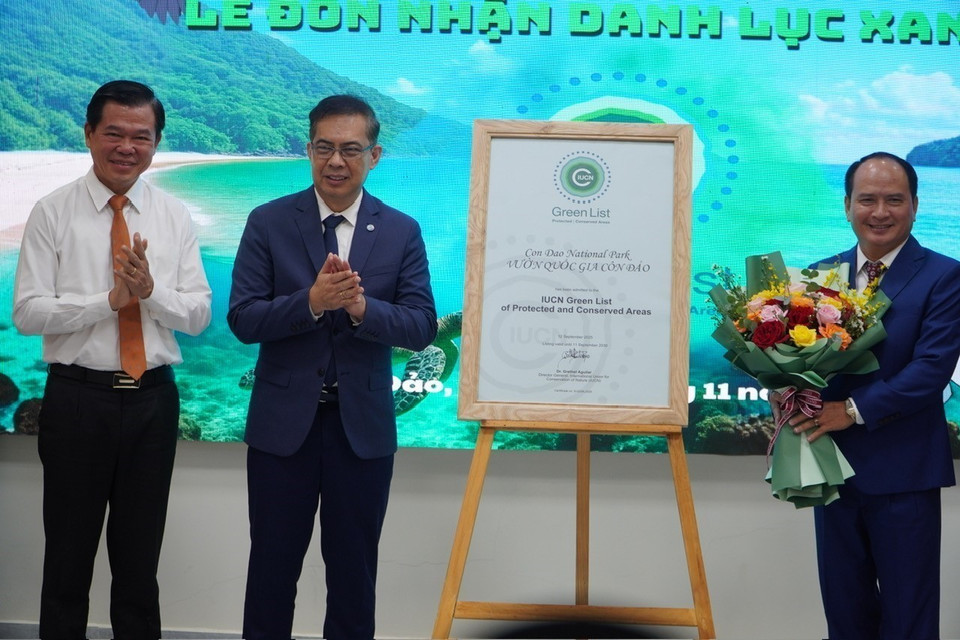 Dr Dindo Campilan, IUCN Asia Regional Director, presents the Green List certificate to Nguyen Khac Pho, Director of Con Dao National Park’s management board. (Photo: VNA)