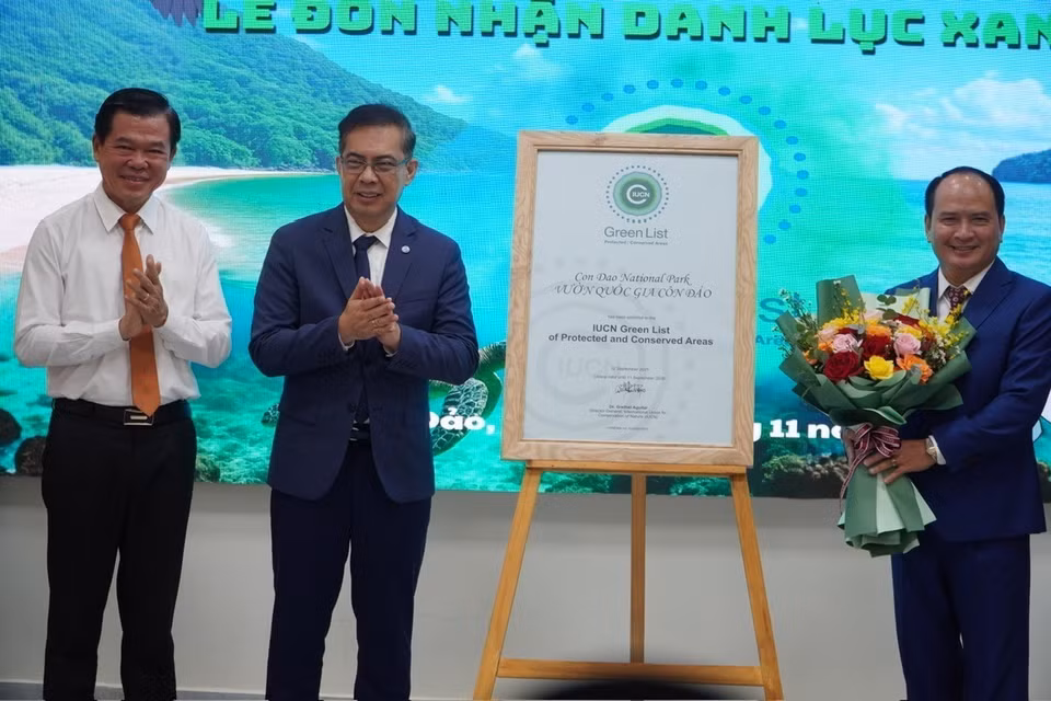 Dr Dindo Campilan, IUCN Asia Regional Director, presents the Green List certificate to Nguyen Khac Pho, Director of Con Dao National Park’s management board. (Photo: VNA)