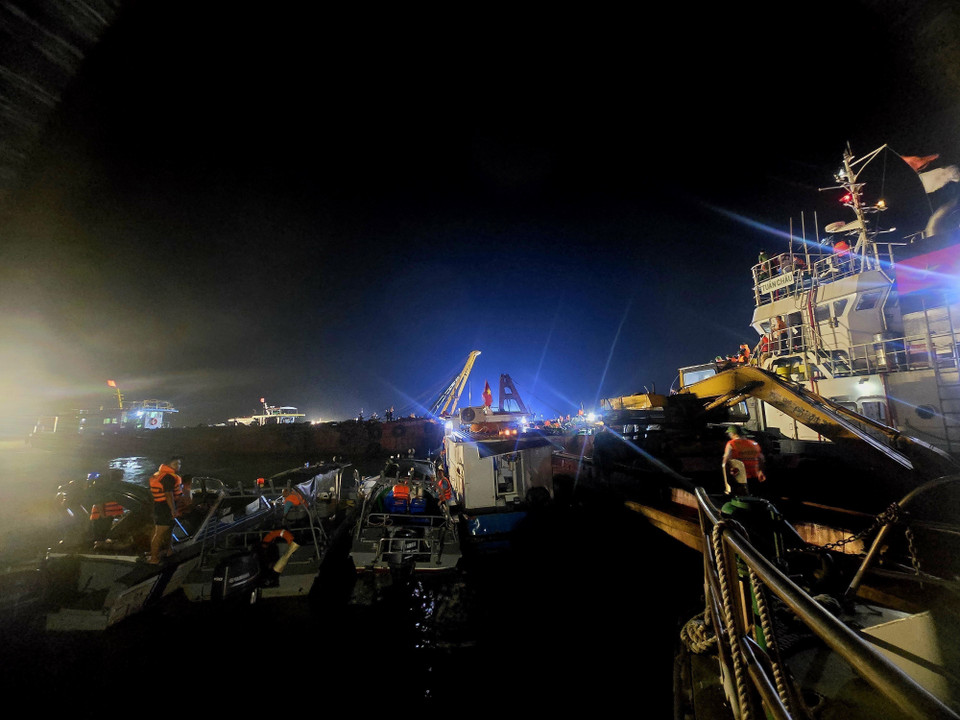 Rescue forces work to recover the capsized boat in Ha Long Bay. (Photo: VNA)